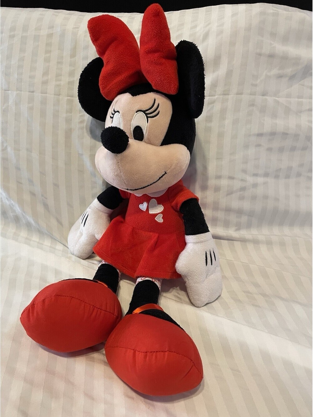 Disney Minnie Mouse 18-inch Plush. Hearts, 💕 Red Dress And Red Shoes.